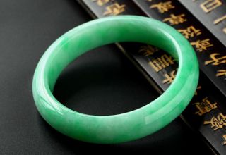 怎么判断翡翠手镯价格高低  满绿翡翠手镯价格是多少