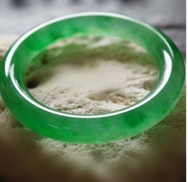 怎么判断翡翠手镯价格高低  满绿翡翠手镯价格是多少