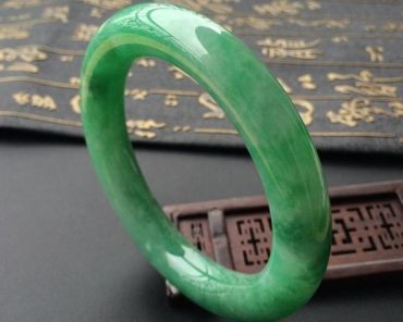 怎么判断翡翠手镯价格高低  满绿翡翠手镯价格是多少