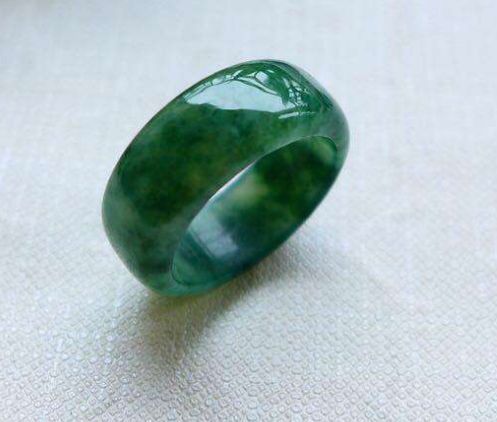 阳绿翡翠戒指现在价格是多少 阳绿翡翠戒指图片及介绍