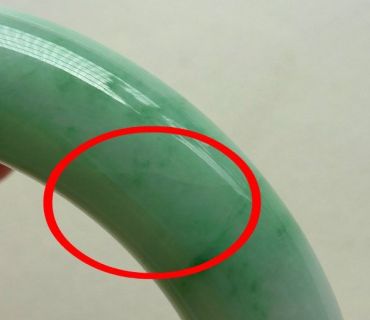 翡翠手镯出现裂纹怎么办   有裂纹的翡翠手镯还值钱吗