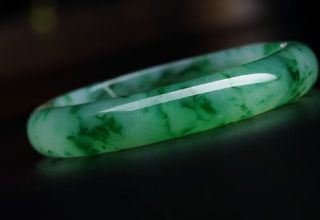 佩戴翡翠手镯要注意什么   翡翠手镯应该戴左手还是右手