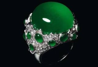 帝王绿翡翠颜色是什么样的  帝王绿翡翠戒指现在市场价格是多少