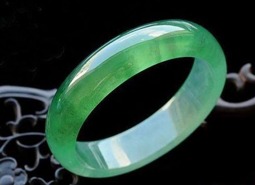 陽綠翡翠手鐲鑒定及保養方法   陽綠翡翠手鐲是什么種水