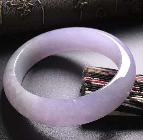 如何鑒別紫羅蘭翡翠手鐲的真假 紫外燈可以鑒別嗎
