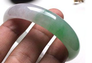 翡翠贵妃镯的由来    佩戴翡翠贵妃镯有什么好处