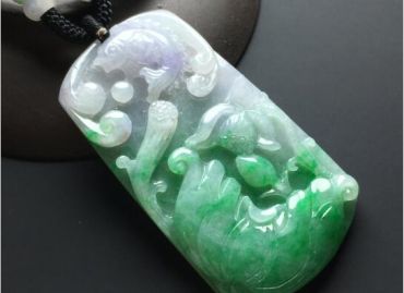 翡翠春带彩的寓意是什么    佩戴翡翠春带彩好吗