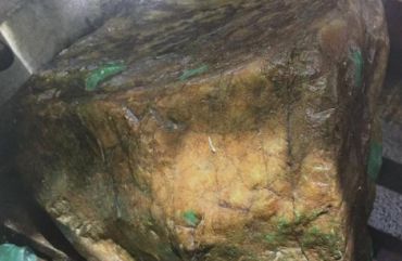 这样的翡翠原石为何能暴涨到6000万？看完你就明白了