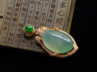 晴水翡翠哪种色调比较值钱   如何选购晴水翡翠
