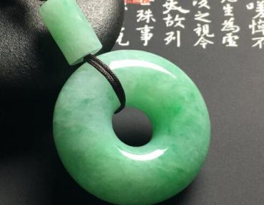 翡翠的翠根是什么颜色的  为什么要看翡翠的翠根