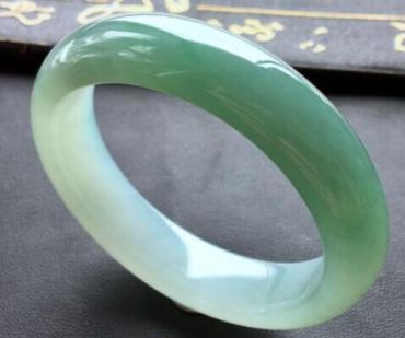 晴水翡翠手镯贵吗     晴水翡翠市场价格怎么样