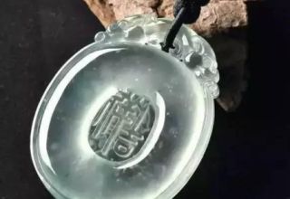 翡翠手镯有飘花好吗 有飘花的翡翠价格贵吗