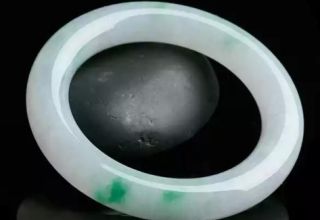 怎么辨别A货糯种翡翠手镯 A货翡翠鉴别全攻略