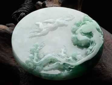 糯冰种翡翠手镯心被玉雕师加工后 成品居然可以这么美