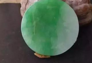 千万别小看那些所谓的垃圾翡翠原石 可以变废为宝