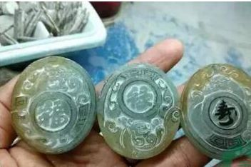 糯冰种翡翠手镯心被玉雕师加工后 成品居然可以这么美