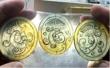 糯冰种翡翠手镯心被玉雕师加工后 成品居然可以这么美