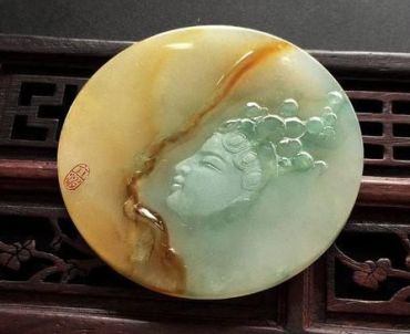 糯冰种翡翠手镯心被玉雕师加工后 成品居然可以这么美