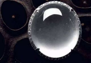 选购无色玻璃种翡翠要注意什么  无色玻璃种翡翠的鉴别