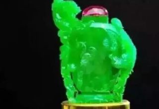 估价6千万元的翡翠满绿鼻烟壶是怎样雕刻的