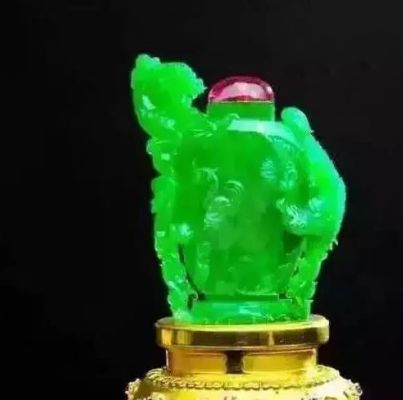 估价6千万元的翡翠满绿鼻烟壶是怎样雕刻的