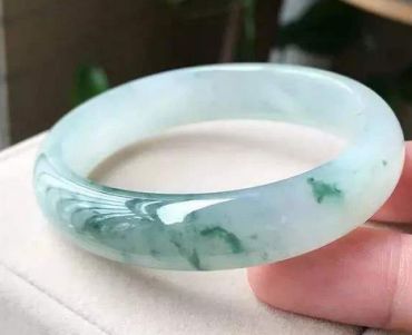 飘花翡翠介绍及选购要点  飘花翡翠鉴赏价值