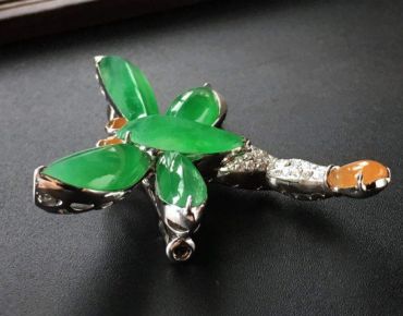 翡翠蜻蜓适合男生佩戴吗  翡翠蜻蜓胸针有哪些寓意