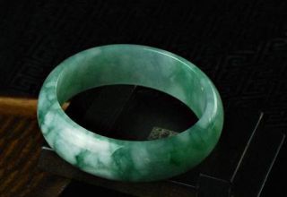 翡翠手镯和翡翠吊坠有什么特点  哪个更具有收藏价值