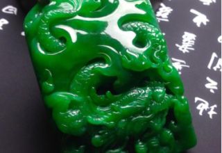 翡翠雕工好不要轻易入手？它可能是在掩饰一道裂
