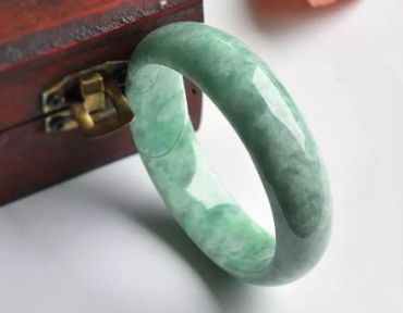 豆种翡翠手镯的价格大约是多少钱呢