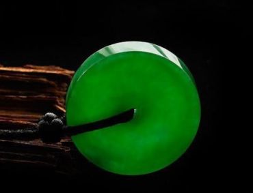 帝王绿翡翠的颜色介绍及其价值分析