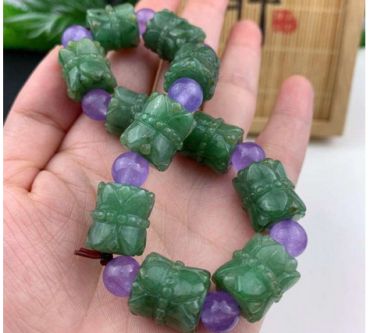 翡翠莲花手串有什么寓意  佩戴翡翠玉莲花手串有什么好处