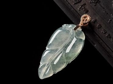 翡翠挂件叶子介绍及鉴赏  翡翠树叶吊坠寓意