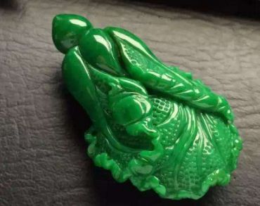 佩戴翡翠白菜寓意是什么  翡翠白菜适合哪些人群佩戴