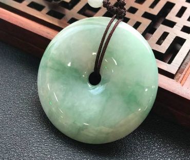 翡翠平安扣哪个颜色最值钱  翡翠平安扣价格