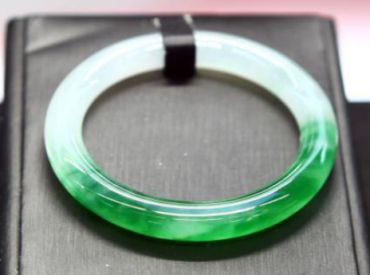什么样的翡翠手镯最保值呢 要具备哪些因素