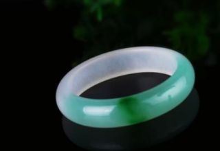 什么样的翡翠手镯最保值呢 要具备哪些因素