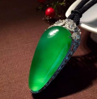 为什么素颜翡翠比雕花翡翠更有升值潜力呢