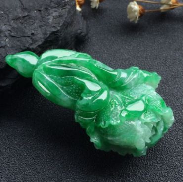 翡翠保养需不需要泡水？翡翠泡水有哪些好处？