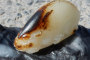 和田玉籽料​油皮和沁皮的玉质有区别吗？它们的特点分别是什么？