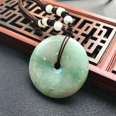 购买翡翠玉扣要注意什么  翡翠玉扣市场行情分析