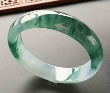 怎样的翡翠手镯好   翡翠手镯最简单鉴别方法