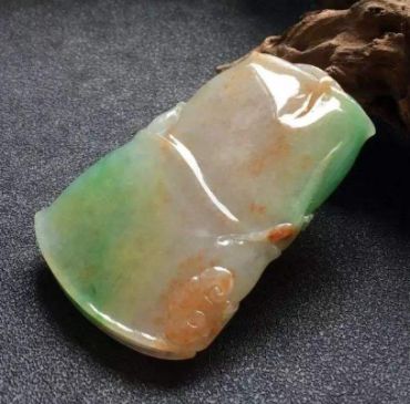三色翡翠价格价格多少钱？适不适合收藏投资？