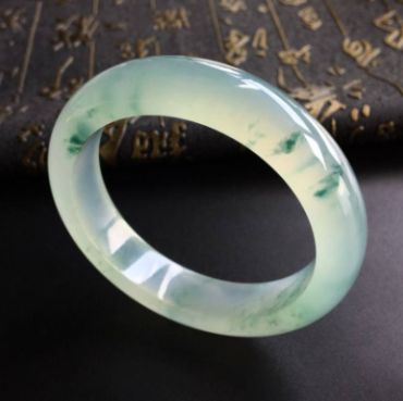 极品冰种翡翠手镯应该怎么配戴？如何保养极品冰种翡翠手镯？