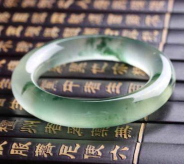翡翠手镯佩戴都有什么讲究？需要注意哪些方面？