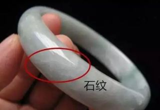 翡翠手镯有石纹能买吗 这种手镯有价值吗