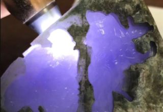 新手玩家如何快速鉴别翡翠原石   鉴定翡翠原石真假的方法