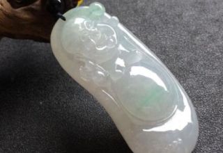 年轻女性适不适合佩戴飘花翡翠   什么人适合佩戴飘花翡翠