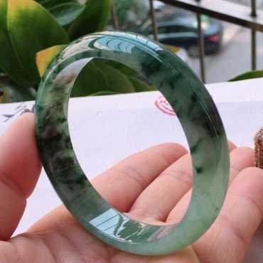 翡翠飘花手镯价格一般是多少钱 挑选技巧