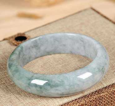 翡翠飘花手镯价格一般是多少钱 挑选技巧